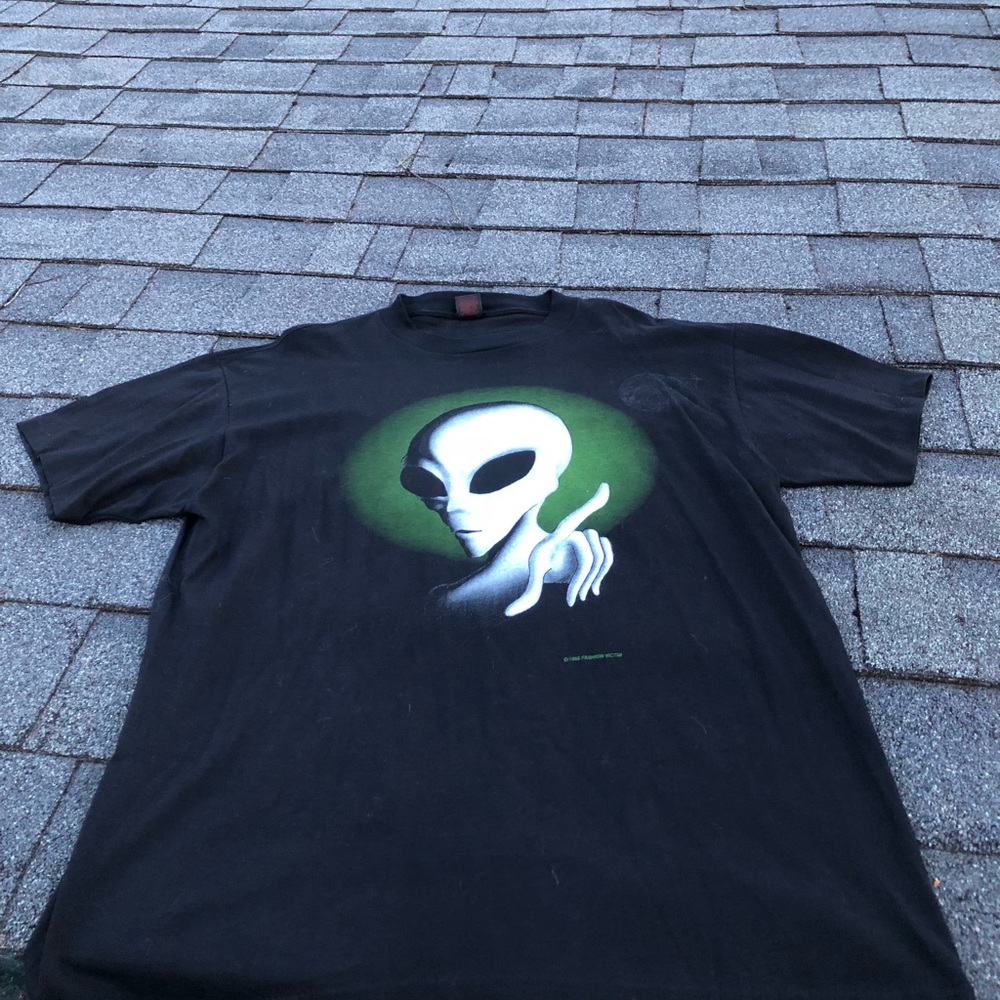 VINTAGE Fashion Victim Alien 👽 Glow in the dark T